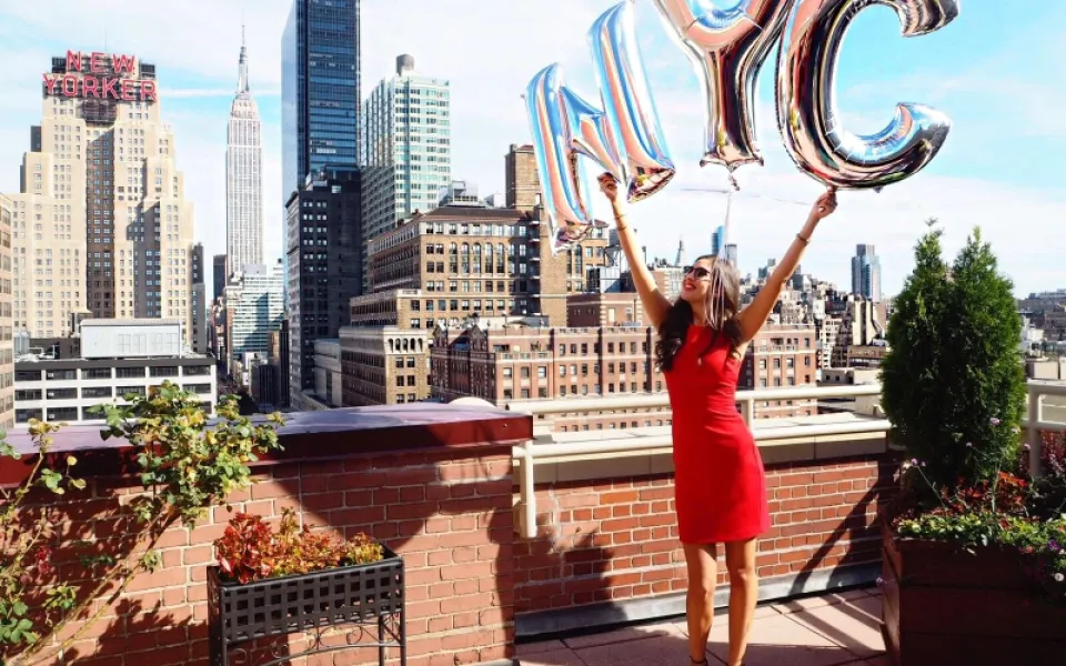 Dewi tijdens haar stage in New York