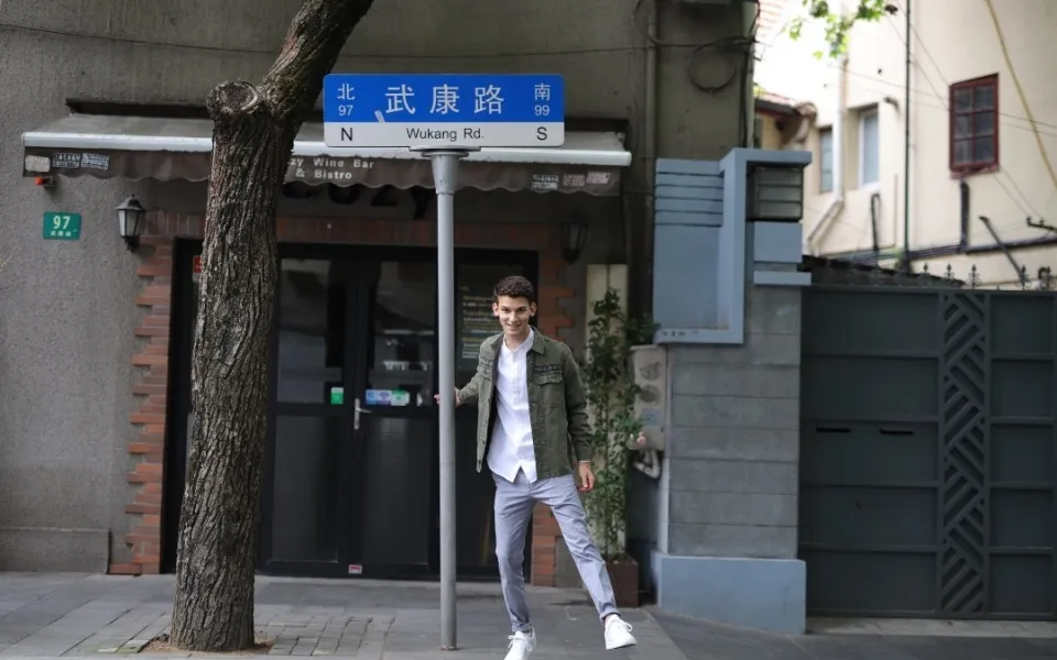 Luca tijdens zijn stage in China