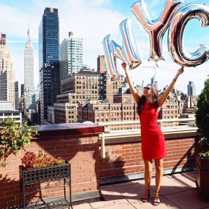 Dewi tijdens haar stage in New York