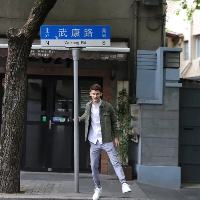 Luca tijdens zijn stage in China